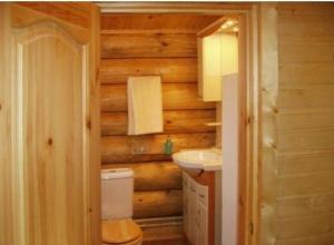 Теплый туалет и система канализации в деревенском доме Установка унитаза своими